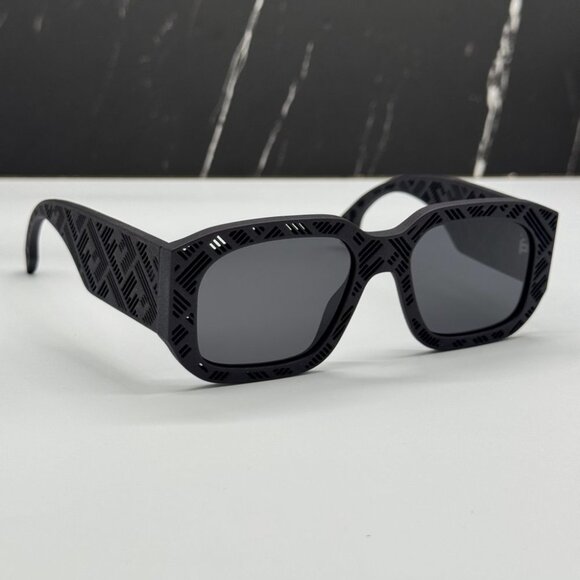 NEW FE40113I 02A FENDI SUNGLASSES MATTE BLACK UNISEX EYEWEAR FENDI - Picture 10 of 13